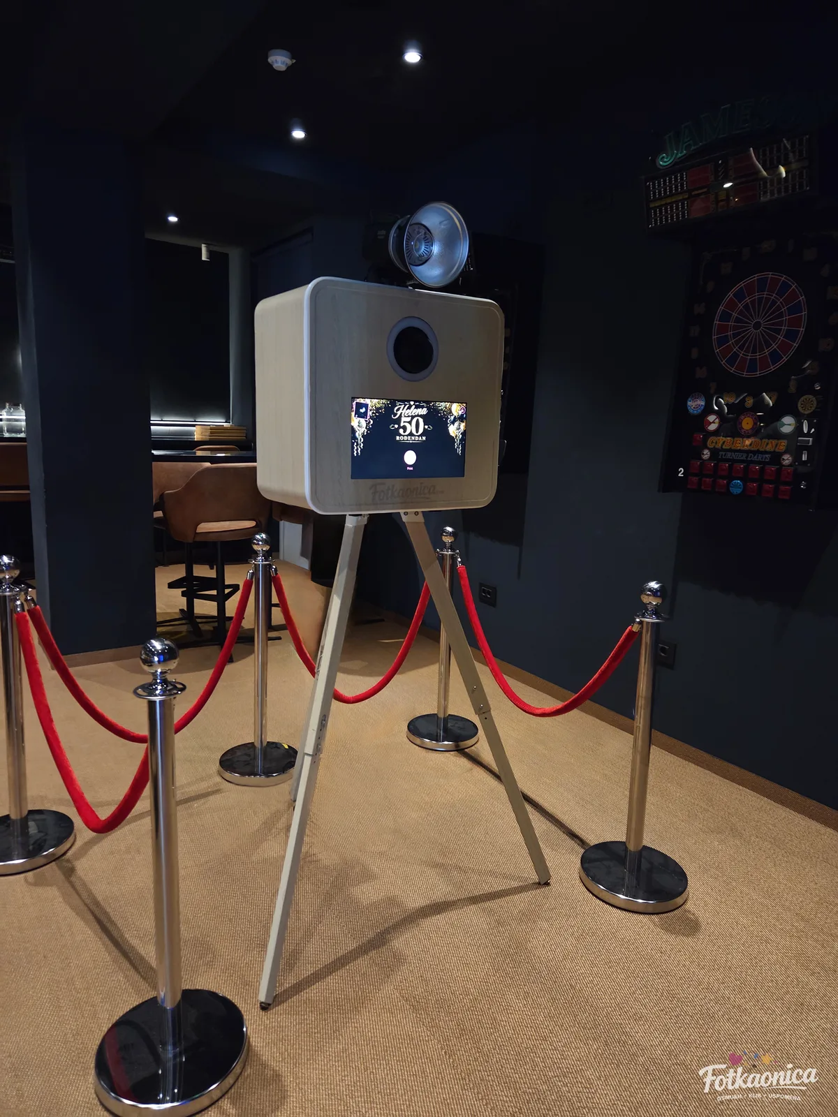 Photo Booth s crvenim užetom na rođendanskoj proslavi u baru