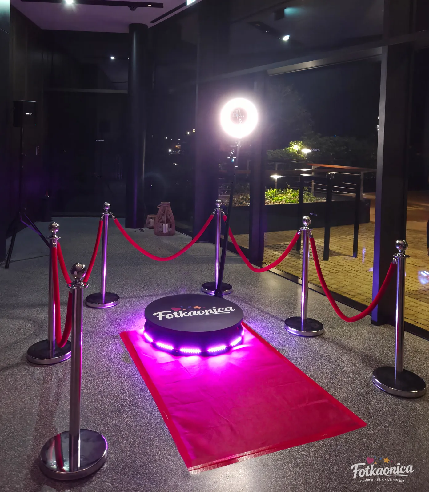 360 Video Booth s ljubičastim LED osvjetljenjem i crvenim tepihom